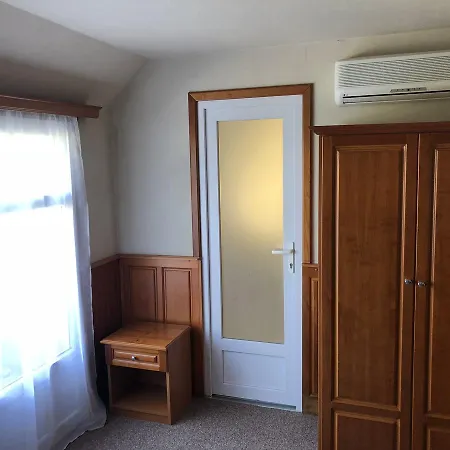 Bed & Breakfast Karavan Panzio Gyula