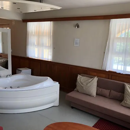 Karavan Panzio Bed & Breakfast *